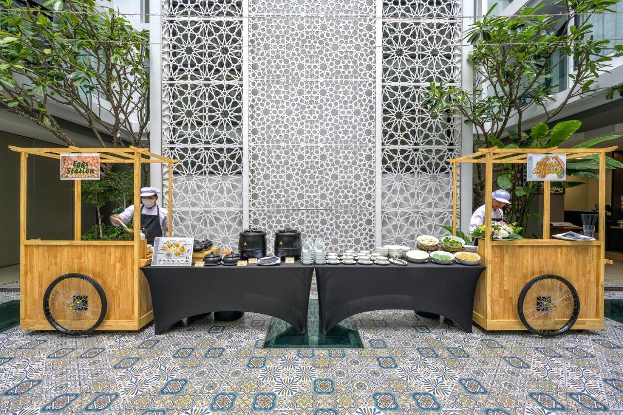 Zenseana Resort & Spa - Sha Plus Patong Eksteriør billede A food stall at the hotel