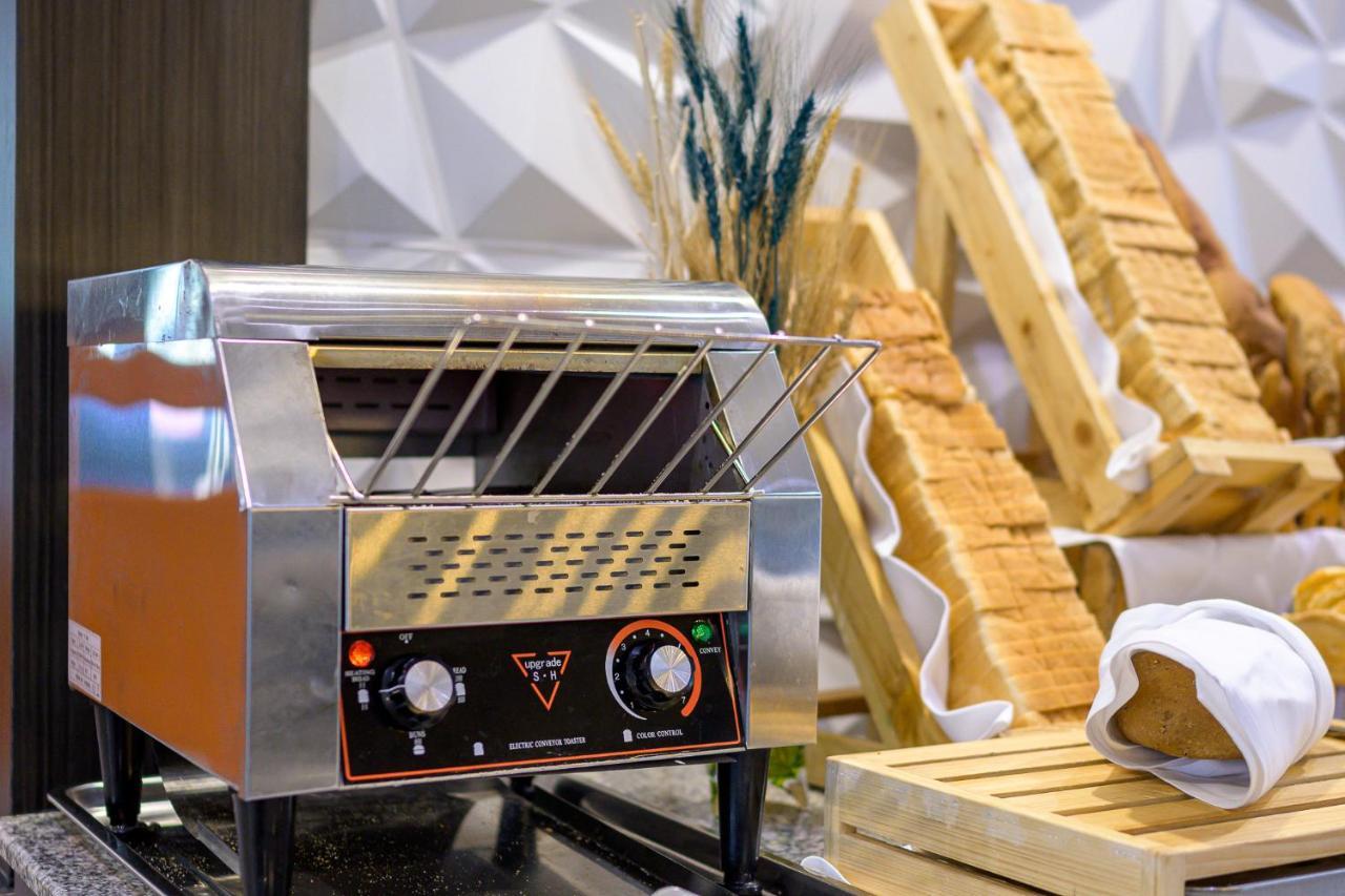 Zenseana Resort & Spa - Sha Plus Patong Eksteriør billede A conveyor toaster