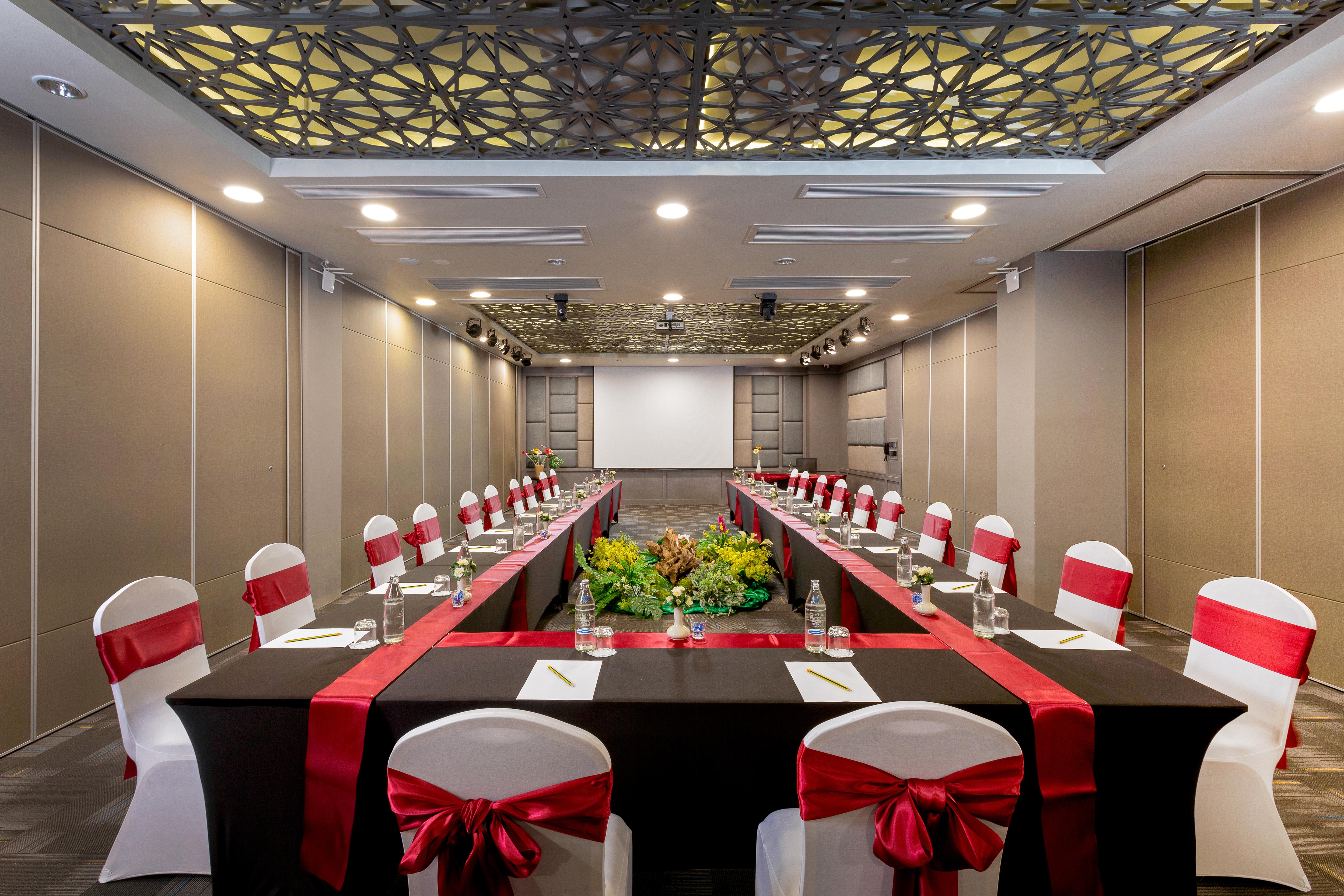 Zenseana Resort & Spa - Sha Plus Patong Eksteriør billede Meeting room at the hotel