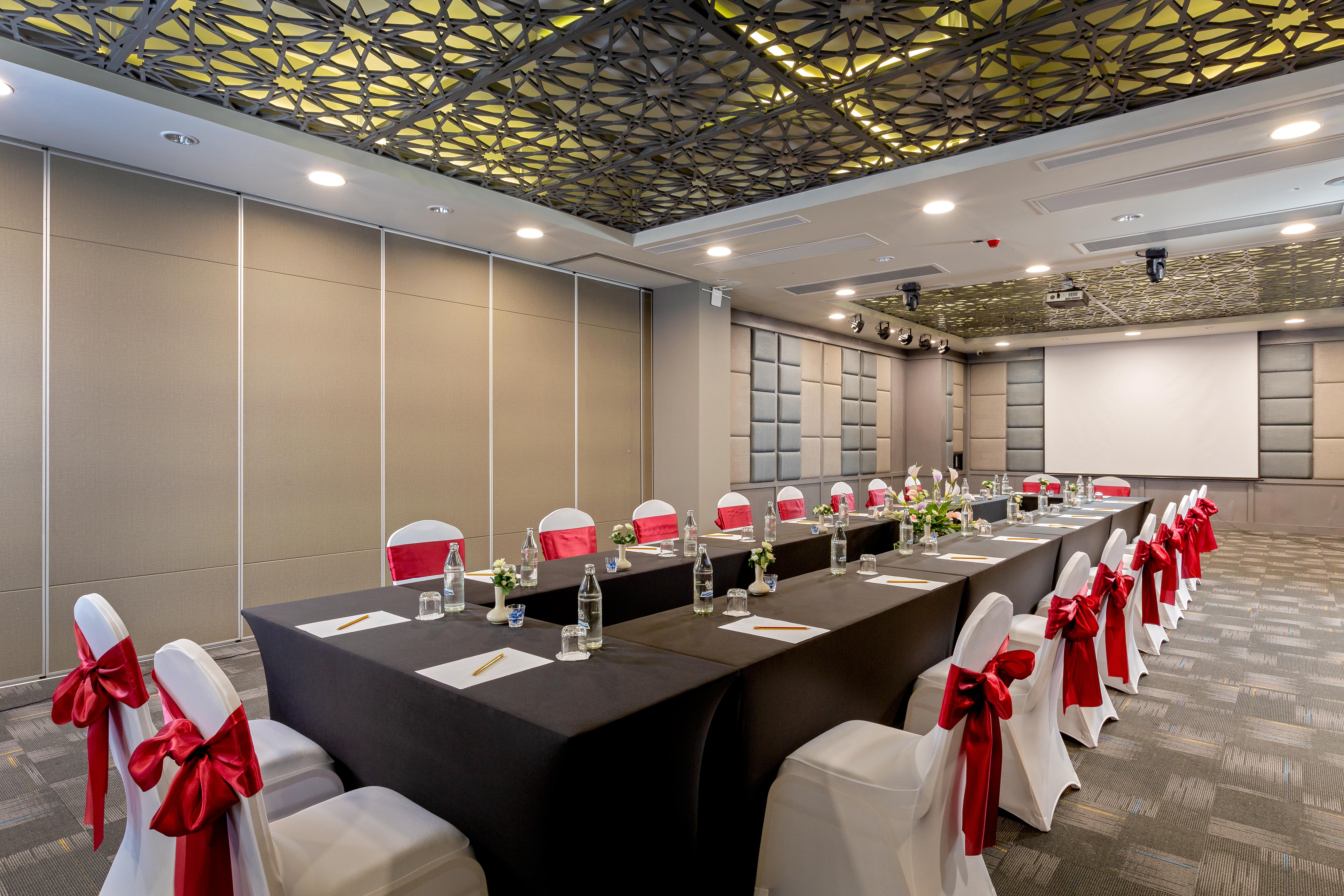 Zenseana Resort & Spa - Sha Plus Patong Eksteriør billede Meeting room